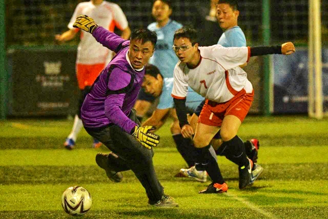 巴黎vs拜仁球迷挂出横幅：滚蛋，财阀纳赛尔！