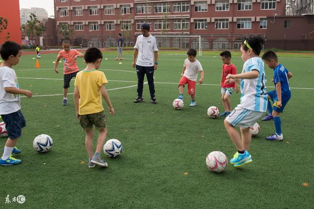 斯诺克世锦赛：中国双星16强战继续 赵心童两局领先丁俊晖